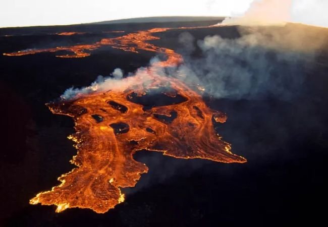 mauna loa erupts